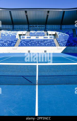 Blauer Tennisplatz mit weißen Markierungen und Tennisnetz im Australian Open Tennis Grand Slam, Melbourne Park, Melbourne, Victoria, Australien Stockfoto