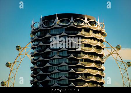 Melbourne Star Aussichtsplattform Rad in der Morgensonne hinter dem Hochhaus Stockfoto