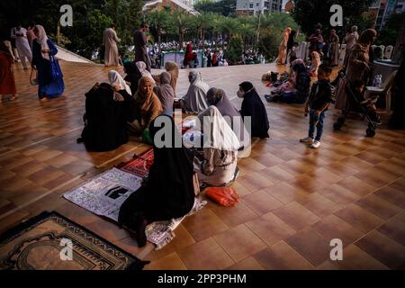 Bangkok, Thailand. 22. April 2023. Mitglieder der islamischen Gemeinschaft feiern Eid al-Fitr an der Foundation of Islamic Centre of Thailand in Bangkok, Thailand, Samstag, den 22. April 2023. (Kreditbild: © Andre Malerba/ZUMA Press Wire) NUR REDAKTIONELLE VERWENDUNG! Nicht für den kommerziellen GEBRAUCH! Kredit: ZUMA Press, Inc./Alamy Live News Stockfoto
