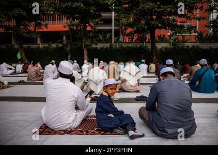 Bangkok, Thailand. 22. April 2023. Mitglieder der islamischen Gemeinschaft feiern Eid al-Fitr an der Foundation of Islamic Centre of Thailand in Bangkok, Thailand, Samstag, den 22. April 2023. (Kreditbild: © Andre Malerba/ZUMA Press Wire) NUR REDAKTIONELLE VERWENDUNG! Nicht für den kommerziellen GEBRAUCH! Kredit: ZUMA Press, Inc./Alamy Live News Stockfoto