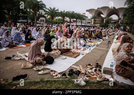Bangkok, Thailand. 22. April 2023. Mitglieder der islamischen Gemeinschaft feiern Eid al-Fitr an der Foundation of Islamic Centre of Thailand in Bangkok, Thailand, Samstag, den 22. April 2023. (Kreditbild: © Andre Malerba/ZUMA Press Wire) NUR REDAKTIONELLE VERWENDUNG! Nicht für den kommerziellen GEBRAUCH! Kredit: ZUMA Press, Inc./Alamy Live News Stockfoto