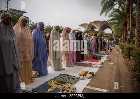 Bangkok, Thailand. 22. April 2023. Mitglieder der islamischen Gemeinschaft feiern Eid al-Fitr an der Foundation of Islamic Centre of Thailand in Bangkok, Thailand, Samstag, den 22. April 2023. (Kreditbild: © Andre Malerba/ZUMA Press Wire) NUR REDAKTIONELLE VERWENDUNG! Nicht für den kommerziellen GEBRAUCH! Kredit: ZUMA Press, Inc./Alamy Live News Stockfoto