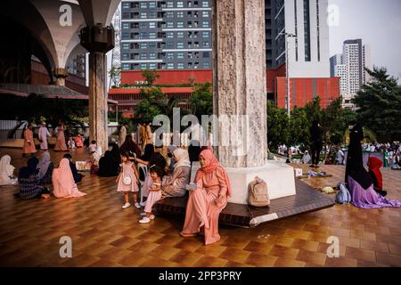 Bangkok, Thailand. 22. April 2023. Mitglieder der islamischen Gemeinschaft feiern Eid al-Fitr an der Foundation of Islamic Centre of Thailand in Bangkok, Thailand, Samstag, den 22. April 2023. (Kreditbild: © Andre Malerba/ZUMA Press Wire) NUR REDAKTIONELLE VERWENDUNG! Nicht für den kommerziellen GEBRAUCH! Kredit: ZUMA Press, Inc./Alamy Live News Stockfoto