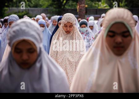 Bangkok, Thailand. 22. April 2023. Mitglieder der islamischen Gemeinschaft feiern Eid al-Fitr an der Foundation of Islamic Centre of Thailand in Bangkok, Thailand, Samstag, den 22. April 2023. (Kreditbild: © Andre Malerba/ZUMA Press Wire) NUR REDAKTIONELLE VERWENDUNG! Nicht für den kommerziellen GEBRAUCH! Kredit: ZUMA Press, Inc./Alamy Live News Stockfoto