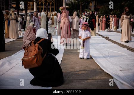 Bangkok, Thailand. 22. April 2023. Mitglieder der islamischen Gemeinschaft feiern Eid al-Fitr an der Foundation of Islamic Centre of Thailand in Bangkok, Thailand, Samstag, den 22. April 2023. (Kreditbild: © Andre Malerba/ZUMA Press Wire) NUR REDAKTIONELLE VERWENDUNG! Nicht für den kommerziellen GEBRAUCH! Kredit: ZUMA Press, Inc./Alamy Live News Stockfoto