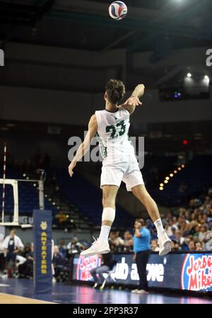 21. April 2023 - Hawaii Rainbow Warriors Spyros Chakas #23 spielt den Ball während eines Halbfinalspiels der Big West Conference Championships zwischen den UC Santa Barbara Gauchos und den Hawaii Rainbow Warriors im Bren Events Center in Irvine, CA - Michael Sullivan/CSM Stockfoto