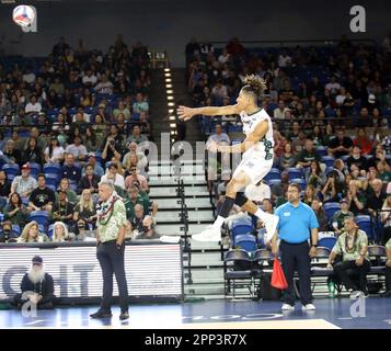 21. April 2023 - Hawaii Rainbow Warriors Chaz Galloway #1 spielt den Ball während eines Halbfinalspiels der Big West Conference Championships zwischen den UC Santa Barbara Gauchos und den Hawaii Rainbow Warriors im Bren Events Center in Irvine, CA - Michael Sullivan/CSM Stockfoto