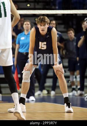 21. April 2023 - UC Santa Barbara Gauchos Mittelblocker Dain Johnson #15 während eines Halbfinalspiels der Big West Conference Championships zwischen den UC Santa Barbara Gauchos und den Hawaii Rainbow Warriors im Bren Events Center in Irvine, CA - Michael Sullivan/CSM Stockfoto