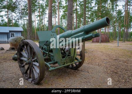 VIROLAHTI, FINNLAND - 30. AUGUST, 2016:155-mm-Kanone des Modells 1915 im Museum der Verteidigungslinie „Salpo Line“ Stockfoto