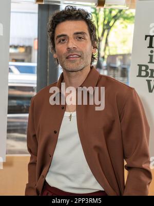 Der Schauspieler Oscar Isaac besucht am 21. April 2023 das Forum „Creators of the Sign“ in Sidney Brustein's Window und trifft die Presse im Restaurant Figaro in New York Stockfoto