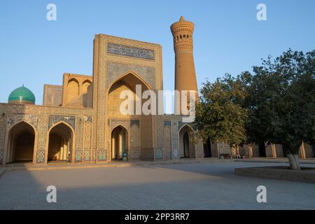 BUKHARA, USBEKISTAN - 08. SEPTEMBER 2022: Warmer sonniger Abend auf dem Gebiet der alten Kalon-Madrasa Stockfoto