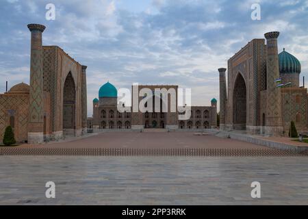 SAMARKAND, USBEKISTAN - 12. SEPTEMBER 2022: Bewölkter September am Morgen auf dem Registan-Platz Stockfoto