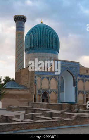 SAMARKAND, USBEKISTAN - 12. SEPTEMBER 2022: Am antiken Mausoleum Gur-Emir (Grab von Tamerlane) an einem bewölkten Morgen im September Stockfoto