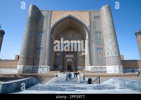 SAMARKAND, USBEKISTAN - 12. SEPTEMBER 2022: Portal der mittelalterlichen Bibi-Khanym-Moschee an einem sonnigen Tag Stockfoto