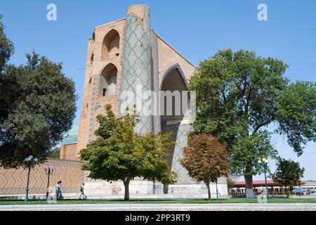 SAMARKAND, USBEKISTAN - 12. SEPTEMBER 2022: Sonniger september in der mittelalterlichen Moschee Bibi-khanym Stockfoto