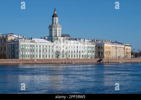 SANKT PETERSBURG, RUSSLAND - 02. APRIL 2023: Blick auf die Gebäude der Kunstkamera und des Zoologischen Museums an einem sonnigen Apriltag Stockfoto