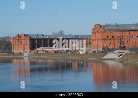 SANKT PETERSBURG, RUSSLAND - 09. APRIL 2023: Blick auf das antike Gebäude des Militärhistorischen Museums für Artillerie, Ingenieur und Signalkorps auf einer Stockfoto