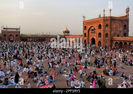 Moslems-Anhänger versammeln sich am letzten Freitag des heiligen Monats Ramadan im Jama Masjid in Delhi zu Iftar.Indien sieht Halbmond am 21. April Abend und Eid wird am Samstag, den 22. April 2023 gefeiert. Ramadan, auch bekannt als Ramzan, Ramazan oder Ramzaan, ist der heiligste Monat im Islam und der neunte Monat des islamischen Kalenders, der von Muslimen mit viel Pomp und Pracht gefeiert wird. Während dieser Zeit verzichten Muslime auf Essen, Trinken, Rauchen und böse Gedanken und Handlungen von morgens bis abends, während sie zwischen Sonnenaufgang und Sonnenuntergang ein schnelles Tempo beobachten und es dann mit Familie und Freund brechen Stockfoto