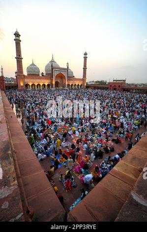 Moslems-Anhänger versammeln sich am letzten Freitag des heiligen Monats Ramadan im Jama Masjid in Delhi zu Iftar.Indien sieht Halbmond am 21. April Abend und Eid wird am Samstag, den 22. April 2023 gefeiert. Ramadan, auch bekannt als Ramzan, Ramazan oder Ramzaan, ist der heiligste Monat im Islam und der neunte Monat des islamischen Kalenders, der von Muslimen mit viel Pomp und Pracht gefeiert wird. Während dieser Zeit verzichten Muslime auf Essen, Trinken, Rauchen und böse Gedanken und Handlungen von morgens bis abends, während sie zwischen Sonnenaufgang und Sonnenuntergang ein schnelles Tempo beobachten und es dann mit Familie und Freund brechen Stockfoto