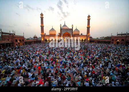 Moslems-Anhänger versammeln sich am letzten Freitag des heiligen Monats Ramadan im Jama Masjid in Delhi zu Iftar.Indien sieht Halbmond am 21. April Abend und Eid wird am Samstag, den 22. April 2023 gefeiert. Ramadan, auch bekannt als Ramzan, Ramazan oder Ramzaan, ist der heiligste Monat im Islam und der neunte Monat des islamischen Kalenders, der von Muslimen mit viel Pomp und Pracht gefeiert wird. Während dieser Zeit verzichten Muslime auf Essen, Trinken, Rauchen und böse Gedanken und Handlungen von morgens bis abends, während sie zwischen Sonnenaufgang und Sonnenuntergang ein schnelles Tempo beobachten und es dann mit Familie und Freund brechen Stockfoto