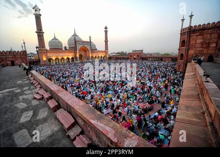 Moslems-Anhänger versammeln sich am letzten Freitag des heiligen Monats Ramadan im Jama Masjid in Delhi zu Iftar.Indien sieht Halbmond am 21. April Abend und Eid wird am Samstag, den 22. April 2023 gefeiert. Ramadan, auch bekannt als Ramzan, Ramazan oder Ramzaan, ist der heiligste Monat im Islam und der neunte Monat des islamischen Kalenders, der von Muslimen mit viel Pomp und Pracht gefeiert wird. Während dieser Zeit verzichten Muslime auf Essen, Trinken, Rauchen und böse Gedanken und Handlungen von morgens bis abends, während sie zwischen Sonnenaufgang und Sonnenuntergang ein schnelles Tempo beobachten und es dann mit Familie und Freund brechen Stockfoto