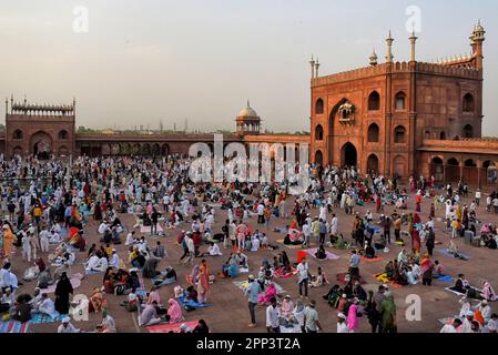 Moslems-Anhänger versammeln sich am letzten Freitag des heiligen Monats Ramadan im Jama Masjid in Delhi zu Iftar.Indien sieht Halbmond am 21. April Abend und Eid wird am Samstag, den 22. April 2023 gefeiert. Ramadan, auch bekannt als Ramzan, Ramazan oder Ramzaan, ist der heiligste Monat im Islam und der neunte Monat des islamischen Kalenders, der von Muslimen mit viel Pomp und Pracht gefeiert wird. Während dieser Zeit verzichten Muslime auf Essen, Trinken, Rauchen und böse Gedanken und Handlungen von morgens bis abends, während sie zwischen Sonnenaufgang und Sonnenuntergang ein schnelles Tempo beobachten und es dann mit Familie und Freund brechen Stockfoto