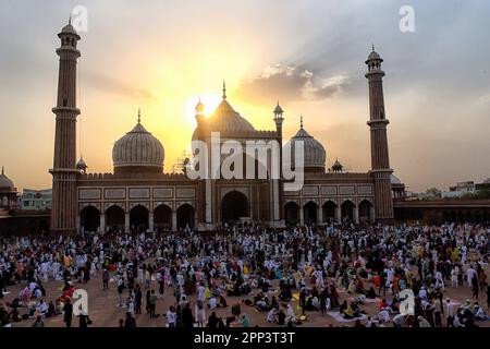 Moslems-Anhänger versammeln sich am letzten Freitag des heiligen Monats Ramadan im Jama Masjid in Delhi zu Iftar.Indien sieht Halbmond am 21. April Abend und Eid wird am Samstag, den 22. April 2023 gefeiert. Ramadan, auch bekannt als Ramzan, Ramazan oder Ramzaan, ist der heiligste Monat im Islam und der neunte Monat des islamischen Kalenders, der von Muslimen mit viel Pomp und Pracht gefeiert wird. Während dieser Zeit verzichten Muslime auf Essen, Trinken, Rauchen und böse Gedanken und Handlungen von morgens bis abends, während sie zwischen Sonnenaufgang und Sonnenuntergang ein schnelles Tempo beobachten und es dann mit Familie und Freund brechen Stockfoto