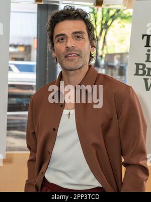 Bronx, New York, USA. 21. April 2023. Schauspieler Oscar Isaac nimmt an Creators of the Sign in Sidney Brustein's Window Teil. Treffen Sie die Presse im Figaro Restaurant in New York am 21. April 2023 (Kreditbild: © Lev Radin/ZUMA Press Wire). NUR REDAKTIONELLE VERWENDUNG! Nicht für den kommerziellen GEBRAUCH! Stockfoto