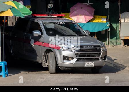 SAMUT PRAKAN, THAILAND, FEBRUAR 07 2023, Ein Polizeiabholer mit einem Warnsignal fährt durch den Markt Stockfoto