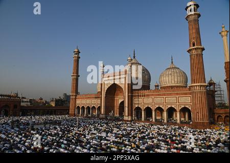 New Delhi, Delhi, Indien. 22. April 2023. Muslimische Anhänger bieten Eid al-Fitr Gebete zum Ende des heiligen Fastenmonats des Ramadan in Jama Masjid, in den alten Vierteln von Neu-Delhi, Indien, am 22. April 2023. (Kreditbild: © Kabir Jhangiani/ZUMA Press Wire) NUR REDAKTIONELLE VERWENDUNG! Nicht für den kommerziellen GEBRAUCH! Kredit: ZUMA Press, Inc./Alamy Live News Stockfoto