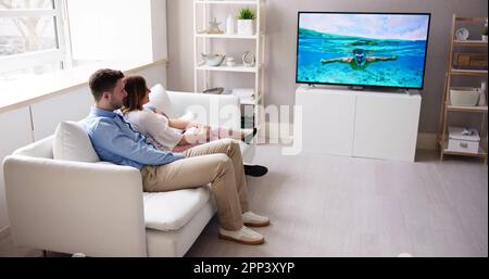 Ansicht der Rückseite ein Paar ansehen Film zu Hause im Fernsehen Stockfoto