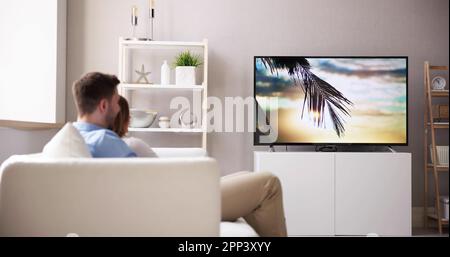 Ansicht der Rückseite ein Paar ansehen Film zu Hause im Fernsehen Stockfoto