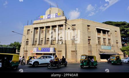 Bangalore, Karnataka, Indien-April 18 2023: LIC oder Lebensversicherungsgesellschaft von Indien, die JC Road, Corporation Circle mit Clear Sky Hintergrund baut. Stockfoto