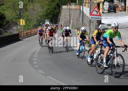 Nocera Inferiore, Italien. 21. April 2023. Nocera Inferiore, Salerno, Italien - 21. April 2023: Radrennen „Giro Mediterraneo in Rosa“, Kategorie „Elite Women“. Erste Etappe zwischen Torre del Greco (Neapel) und Paestum (Salerno) von km 98.400. Fahren Sie auf drei Bühnen mit insgesamt 317 km, 300 und 20 teilnehmenden Radfahrerinnen. (Foto: Pasquale Senatore/Pacific Press) Kredit: Pacific Press Media Production Corp./Alamy Live News Stockfoto