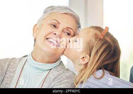 Küsschen, Fürsorge und Kinderkuss Großmutter auf die Wange als Liebe, Glück und Unterstützung für die Familie in einem Heim. Lächeln, Verbundenheit und Kind zeigt Zuneigung Stockfoto