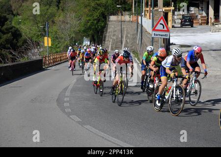 Nocera Inferiore, Salerno, Italien. 21. April 2023. Nocera Inferiore, Salerno, Italien - 21. April 2023: Radrennen „Giro Mediterraneo in Rosa“, Kategorie „Elite Women“. Erste Etappe zwischen Torre del Greco (Neapel) und Paestum (Salerno) von km 98.400. Fahren Sie auf drei Bühnen mit insgesamt 317 km, 300 und 20 teilnehmenden Radfahrerinnen. (Kreditbild: © Pasquale Senatore/Pacific Press via ZUMA Press Wire) NUR REDAKTIONELLE VERWENDUNG! Nicht für den kommerziellen GEBRAUCH! Stockfoto