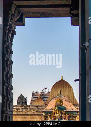 Chidambaram Thillai Natarajar Tempel vom Tempel Gopuram Eingang. Goldener Tempelturm von lord Shiva in Südindien, Tamil Nadu Stockfoto