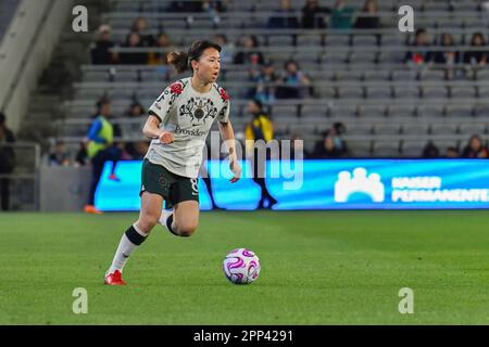 San Diego, Kalifornien, USA. 19. April 2023. Portland Thorns Mittelfeldspieler Hina Sugita (8) während eines Fußballspiels im NWSL Challenge Cup zwischen den Portland Thorns und dem San Diego Wave FC im Snapdragon Stadium in San Diego, Kalifornien. Justin Fine/CSM/Alamy Live News Stockfoto