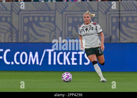 San Diego, Kalifornien, USA. 19. April 2023. Portland Thorns Forward Adriana Leon (21) während eines Fußballspiels im NWSL Challenge Cup zwischen den Portland Thorns und dem San Diego Wave FC im Snapdragon Stadium in San Diego, Kalifornien. Justin Fine/CSM/Alamy Live News Stockfoto