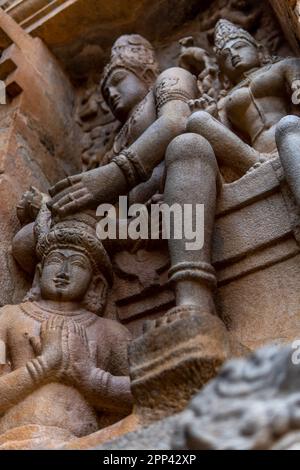 Seitlicher Blick auf die Statue von Rajaraja Cholan wurde von Shivan und Parvathi in Tamil Nadus GangaiKonda Cholapuram Tempel gesegnet. Stockfoto