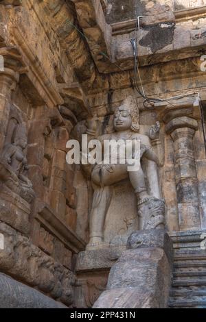 Shivan und Parvathi Segen Statue von Rajaraja Cholan in Tamil Nadus GangaiKonda Cholapuram Tempel. Stockfoto