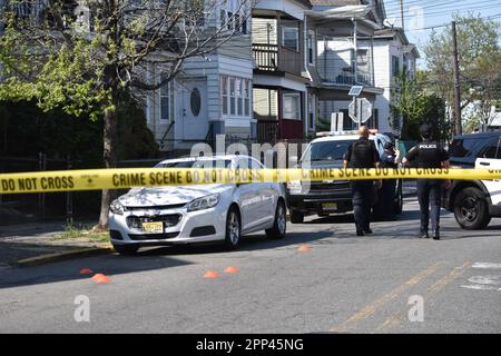 Beweismarkierungen bei der Schießerei. Dreharbeiten in der Nähe der 14. Avenue in Paterson, New Jersey, USA, am 21. April 2023. Patronenhülsen wurden am Tatort in der Nähe der 14. Avenue gefunden, ein Fahrzeug wurde ebenfalls erschossen und als Beweismittel markiert. Es wurden keine Verletzungen gemeldet und keine weiteren Informationen waren sofort von den Behörden verfügbar. Beweismarkierungen wurden am Tatort in der Nähe der 14. Avenue in Paterson gesehen. Patronenhülsen wurden am Tatort in der Nähe der 14. Avenue gefunden, ein Fahrzeug wurde ebenfalls erschossen und als Beweismittel markiert. Es wurden keine Verletzungen sofort gemeldet und es wurden keine weiteren Informationen übermittelt Stockfoto