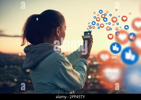 Emoticons in sozialen Medien, Sonnenuntergang oder Frau, die ein Foto für Fotoinhalte oder Online-Post macht. Natur, Symbol-Overlay oder Mädchen auf der mobilen App Stockfoto