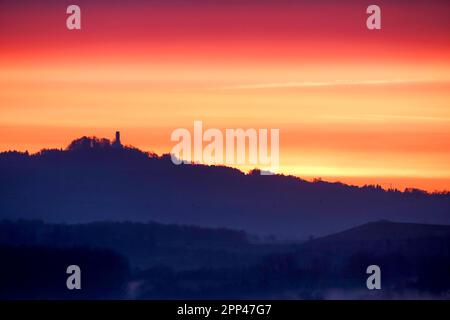 Altheim, Deutschland. 22. April 2023. Kurz vor Sonnenaufgang, der Himmel über der Wallfahrtskirche St. John Baptist auf dem Bussen in Oberschwaben wurde rötlich. Kredit: Thomas Warnack/dpa/Alamy Live News Stockfoto