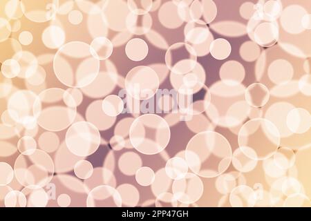 Leuchtend beigefarbener Bokeh-Hintergrund mit abstrakten Unschärfe-Kreisen. Abstrakter beigefarbener Hintergrund mit unscharfen Kreisen Stockfoto