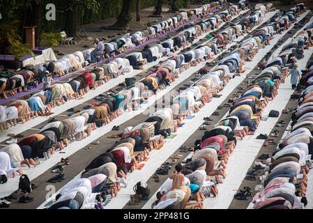 Bangkok, Thailand. 22. April 2023. Muslime führen Eid al-Fitr-Gebete im islamischen Zentrum Thailands aus. Eid al-Fitr ist ein religiöser Feiertag, der von Muslimen auf der ganzen Welt gefeiert wird und das Ende des Ramadan, des heiligen islamischen Fastens, markiert. (Foto: Peerapon Boonyakiat/SOPA Images/Sipa USA) Guthaben: SIPA USA/Alamy Live News Stockfoto