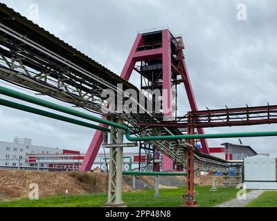 Nahaufnahme des Industriegebiets, der Anlagen für die Ölraffination, Nahaufnahme der industriellen Pipelines einer Ölraffinerie, Detailansicht der Ölleitung mit Ventilen Stockfoto