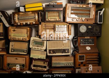 Frankreich, Paris, 15.-2023. April, Kollektion von Radio- und Telefonempfängern im Retro-Stil um 1950. Musik hören. Vintage instagram, alter Stil, gefiltert Stockfoto