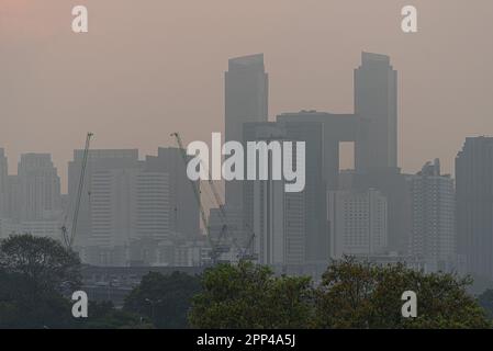 Bangkok, Thailand. 22. April 2023. Blick auf Hochhäuser unter rauchigen Bedingungen aufgrund der Luftverschmutzung in Bangkok. Bangkok die thailändische Hauptstadt erlebt eine schlechte Luftqualität als Feinstaub (PM 2,5), die durch verschiedene Faktoren wie die Verbrennung von Erntefeldern und die Abgasemissionen von Fahrzeugen verursacht wird. (Foto: Peerapon Boonyakiat/SOPA Images/Sipa USA) Guthaben: SIPA USA/Alamy Live News Stockfoto