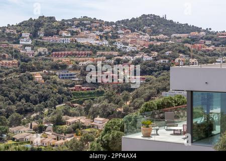 Begur, Spanien - 16. April 2023: Luxusvilla und viele Häuser auf einem Hügel nahe der Küste in Begur, Costa Brava Stockfoto